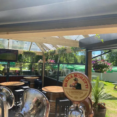 Hotel The Copper Still Bar Restaurant & Boutique *