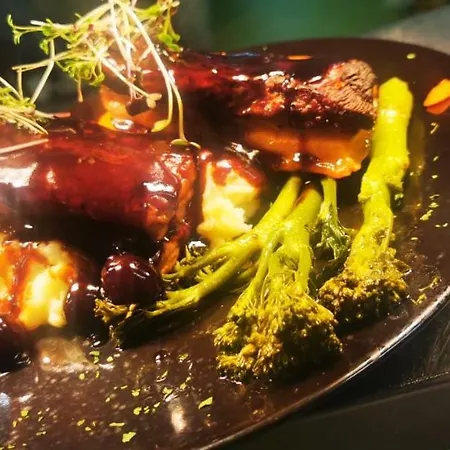 The Copper Still Bar Restaurant & Boutique 酒店 *